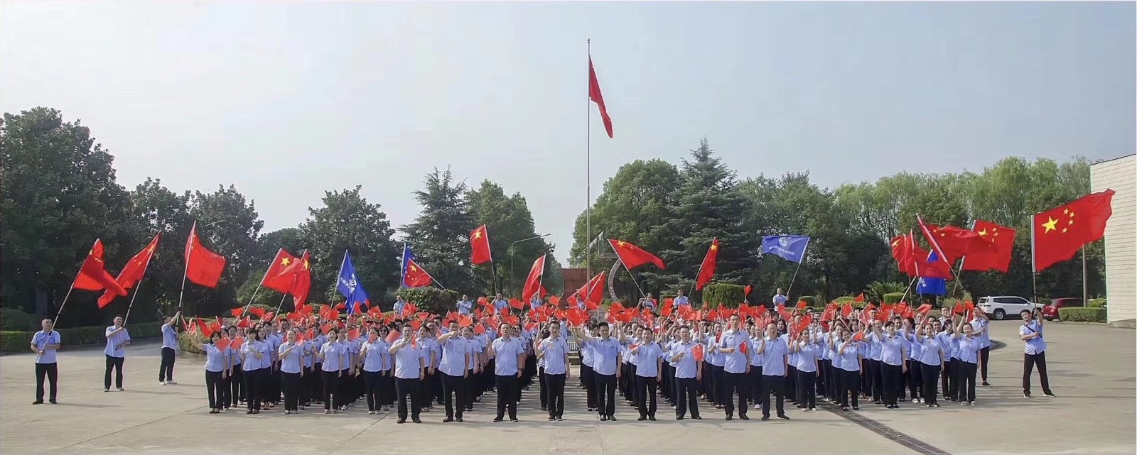 水務(wù)員工向國(guó)慶七十周年獻(xiàn)禮.jpg